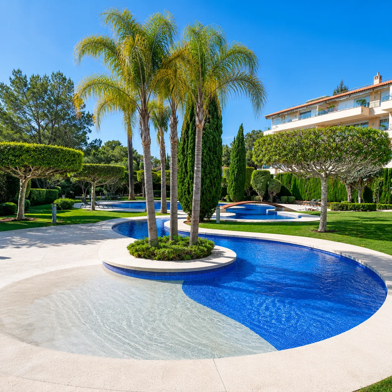 Después: Piscina comunitaria con colores vivos y composición mejorada